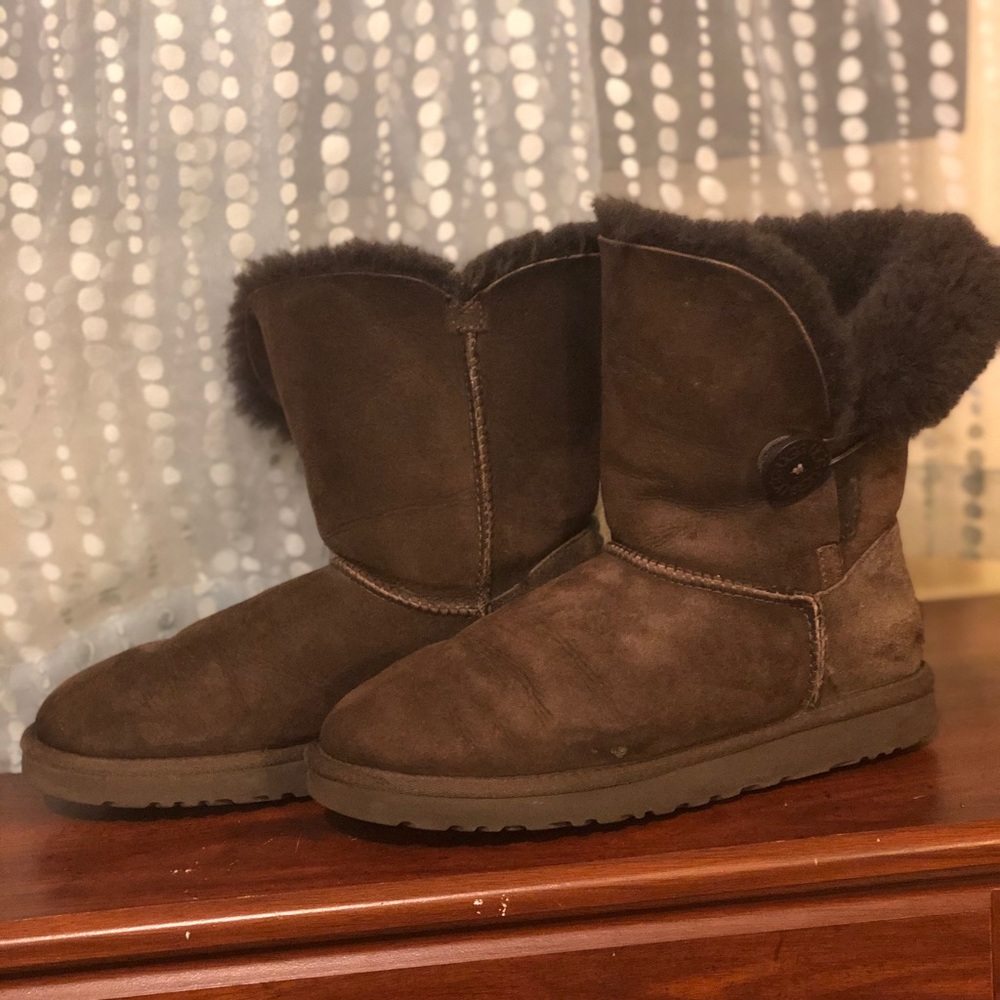 Ugg Bailey Button II, chocolate, size 8